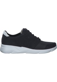 Sneaker nera con una combinazione di materiali lisci e testurizzati, suola bianca, design con lacci e accenti geometrici sottili sulla parte superiore.
