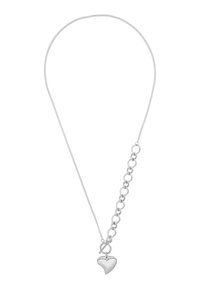 Collana con pendente a forma di cuore in argento, con catena testurizzata, caratterizzata da un grande charm a cuore e design a maglie, superficie riflettente e chiusura semplice.