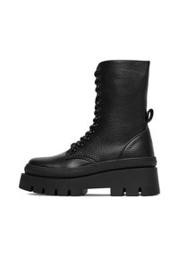 Czarne skórzane buty wojskowe o teksturowanym wykończeniu, z wysoką, masywną podeszwą oraz tradycyjnym zapięciem na sznurówki, wyposażone w tylną pętelkę do zakupu.