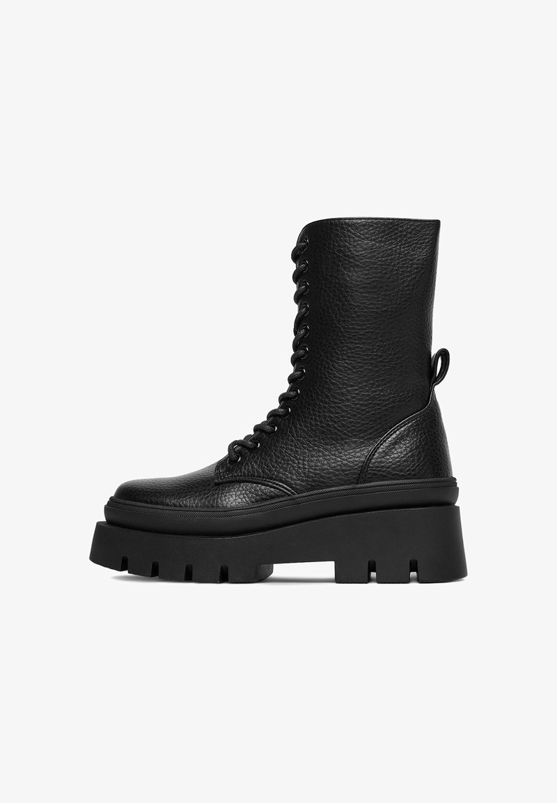 Czarne skórzane buty wojskowe o teksturowanym wykończeniu, z wysoką, masywną podeszwą oraz tradycyjnym zapięciem na sznurówki, wyposażone w tylną pętelkę do zakupu.