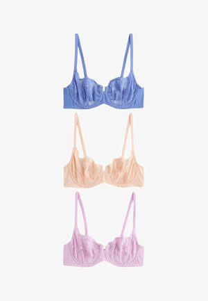 Trzy koronowe biustonosze w kolorach niebieskim, beżowym i lawendowym, każdy z regulowanymi ramiączkami i fiszbinami, ułożone pionowo na białym tle.