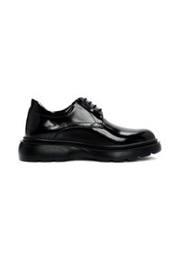Zapato oxford de cuero negro con superficie pulida, punta redondeada, diseño con cordones y suela de goma gruesa para un mejor soporte.