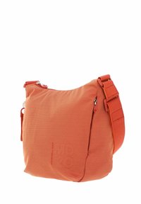 Sac d'épaule en nylon orange avec une surface texturée, une poche zippée, une bandoulière ajustable et un logo discret sur le côté.