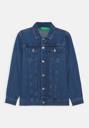 Denimjakke i mørkeblå med standard krave, metalknapper, to brystlommer og lige snit. Har syningdetaljer.