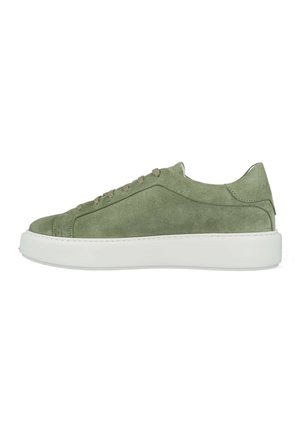 Groene suède sneakers met een witte rubberen zool, ronde neus en zes oogjes voor veters. Gladde textuur, minimalistisch ontwerp en geen zichtbare branding.