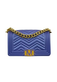 Borsa a mano in finta pelle viola trapuntata con motivo a zig zag, tracolla in catena dorata e hardware dorato con logo distintivo a "M".