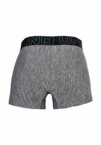Grå idrottsshorts med svart elastisk midjeband som har texten "UNDR." Materialet har en melerad mönster och en åtsittande design.