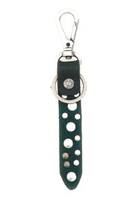 Portachiavi in suede verde con borchie metalliche argento, dotato di una chiusura in metallo e un attacco ad anello circolare. Texture liscia e forma allungata.