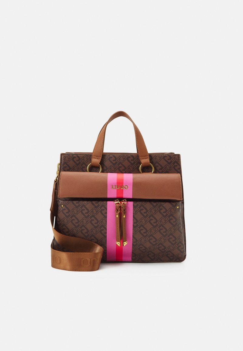 Sac à main marron à motif avec des rayures verticales roses, des tirettes de fermeture éclair dorées, des doubles poignées et une bandoulière réglable assortie.