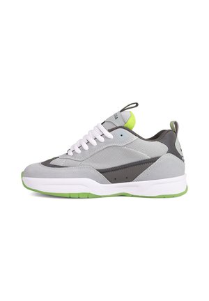 Grauer und schwarzer Sportschuh mit weißen Schnürsenkeln, neongrünem Innenfutter und grünen Sohlenakzenten, seitliche Ansicht.