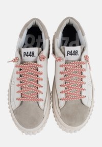 Sneaker bianche in pelle e scamosciate grigie con lacci intrecciati rosa, suola in gomma testurizzata e marchio P448 sulla linguetta.