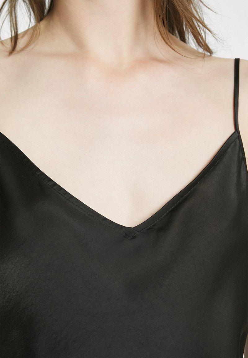 Camiseta de satén negro con tirantes finos, que presenta un escote en V pronunciado y una textura suave. Detalle de costura mínima en los bordes.