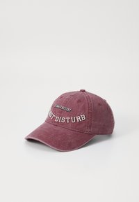 Bavlnená baseballová čiapka vo farbe burgundská s ohnutým šiltom. Obsahuje vyšitý text "LETNÉ REZORT NERUŠIŤ" v kontrastných farbách.