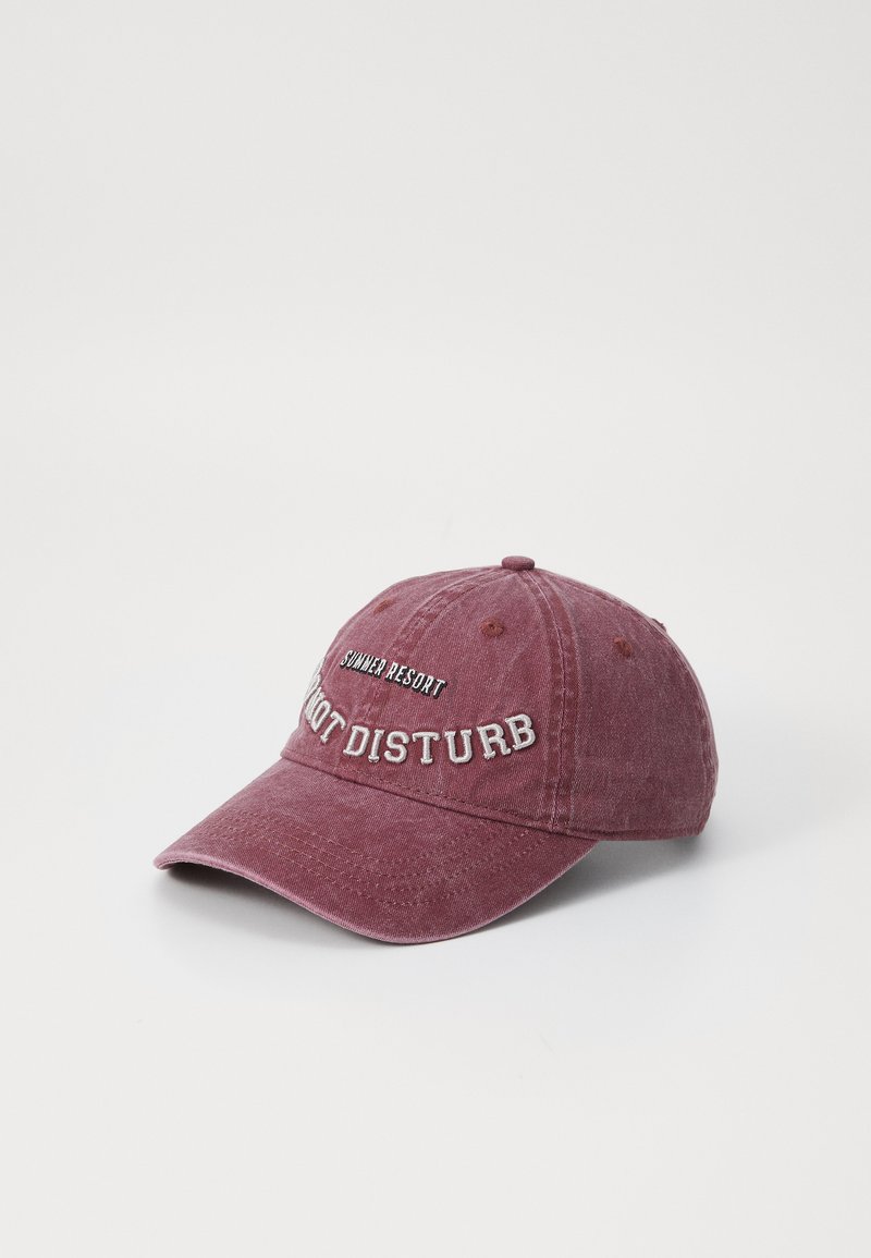 Bavlnená baseballová čiapka vo farbe burgundská s ohnutým šiltom. Obsahuje vyšitý text "LETNÉ REZORT NERUŠIŤ" v kontrastných farbách.
