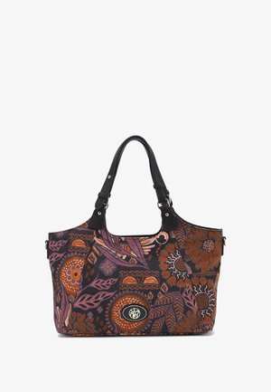 Grande borsa a tracolla con una base in tessuto nero, caratterizzata da intricati motivi floreali e fogliari in arancio, viola e marrone. Manici e dettagli in pelle nera.