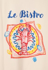Roter Hummer auf einem bunten Teller mit Zitronenspalten, Muscheln und dem Text „Le Bistro“ darüber auf cremefarbenem Hintergrund.