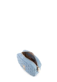 Borsa in pelle blu trapuntata con finiture dorate, dotata di zip superiore, interno liscio e forma rettangolare.