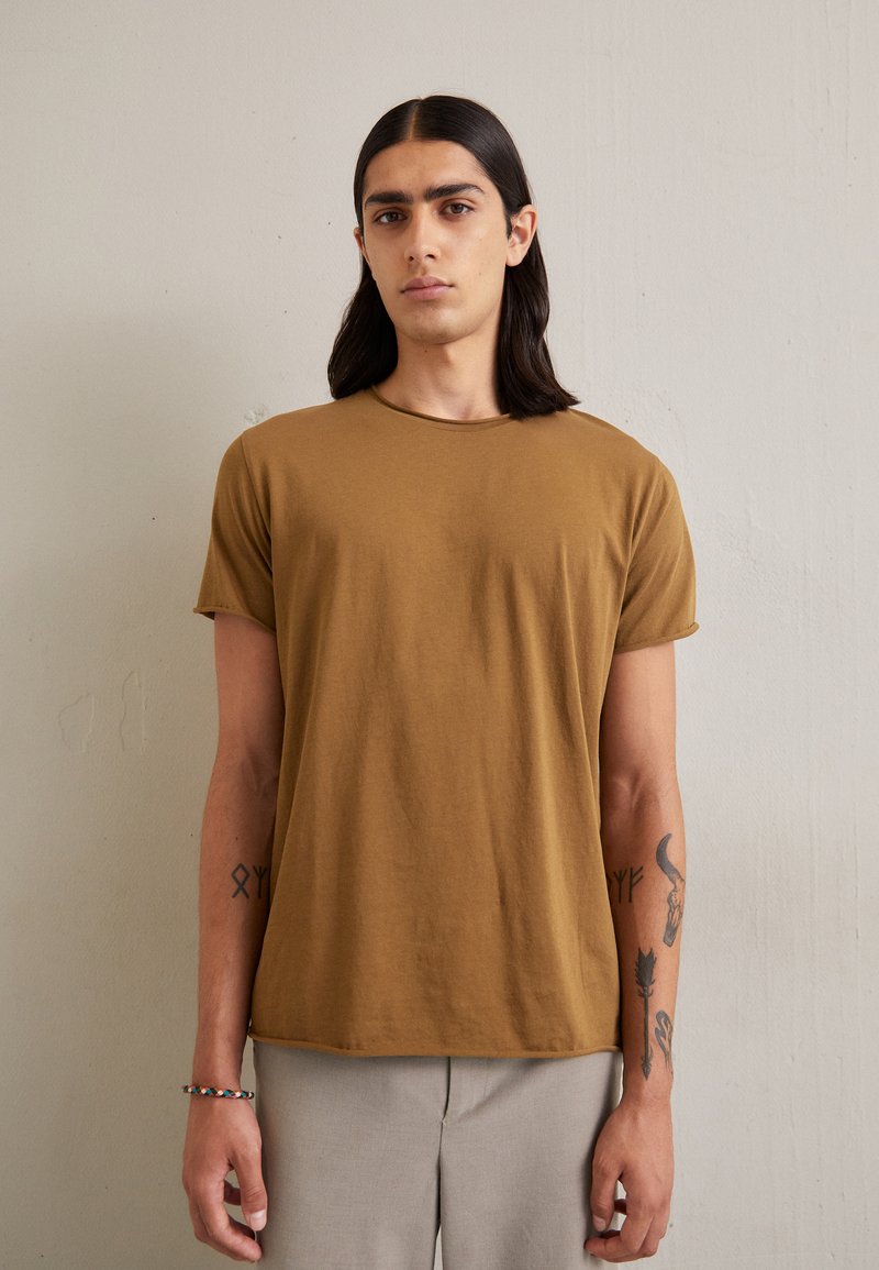 Filippa K ROLL NECK TEE - Jednoduché tričko - bronze gre