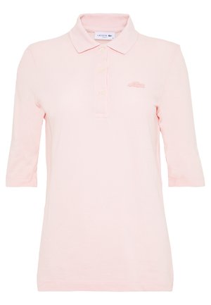 Camisa polo rosa claro de manga corta, hecha de tejido texturizado, con una tapeta de tres botones y un logo bordado en el pecho.
