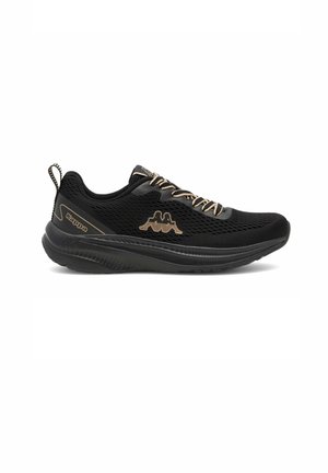 Czarny sportowy sneaker Kappa z beżowym logo, beżowymi sznurowadłami i teksturowaną podeszwą, widziany z zewnętrznej strony na białym tle.