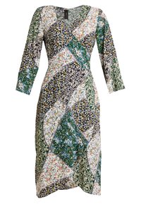 Vestido con estampado floral y mangas de 3/4, con un escote en V. Los colores incluyen verde, azul, blanco y amarillo sobre un fondo oscuro.