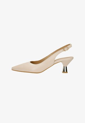Beige slingbackpumps met puntige neus, verstelbare gespsluiting en unieke metalen lage blokhak.