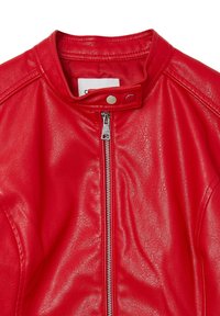 Rote Lederjacke mit slim fit, hohem Kragen, Reißverschluss und glatter Textur, verziert mit metallischen Details und Schulterakzenten.