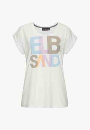 Weißes Baumwoll-T-Shirt mit aufgerollten Ärmeln, das mehrfarbige Blockbuchstaben in Blau, Beige, Orange und Lavendel zeigt, die "ELBSAND" buchstabieren.