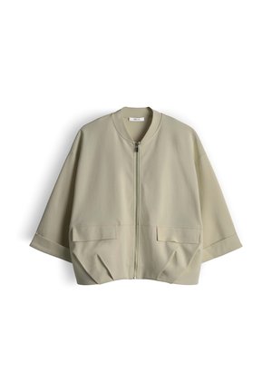 Beige Cropped-Jacke mit Reißverschluss vorne, weiten Ärmeln und zwei großen aufgesetzten Taschen, flach auf weißem Hintergrund liegend.