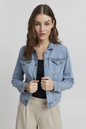 Lichtblauwe denim jas met knopen aan de voorkant, borstzakken en lange mouwen. Heeft een klassieke kraag en stikdetails.