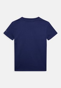 Granatowy, bawełniany T-shirt z krótkim rękawem i okrągłym dekoltem. Charakteryzuje się gładką teksturą i posiada małe logo na lewym rękawie.