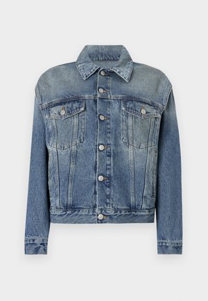 Giacca di jeans blu con un design classico, caratterizzata da un colletto a punta, chiusura frontale con bottoni e due tasche sul petto. Texture invecchiata in tutto il capo.