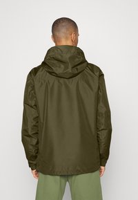 Veste à capuche vert olive avec une texture lisse, cordons de serrage réglables sur la capuche et une coupe décontractée. L'arrière présente un design simple.