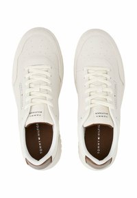 Weiße Leder-Sneaker mit strukturierten Einsätzen, runder Zehenpartie, flachen Schnürsenkeln, braunen Akzenten an der Ferse und Logo auf der Innensohle.
