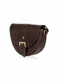 Borsa in pelle marrone con stampa a forma di coccodrillo, dotata di una patta curvata, accessori in oro, tracolla regolabile e un dettaglio con fibbia frontale.