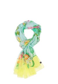 Lettet, gennemsigtig grøn tørklæde med gule kanter, prydet med et blomster- og frugtprint, herunder appelsiner og lyserøde blomster, samt detaljerede blade.