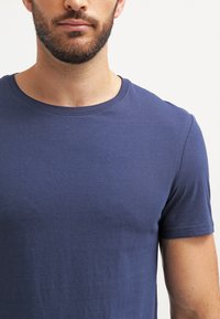 Pier One 2 PACK - Pamata T-krekls - dark blue
