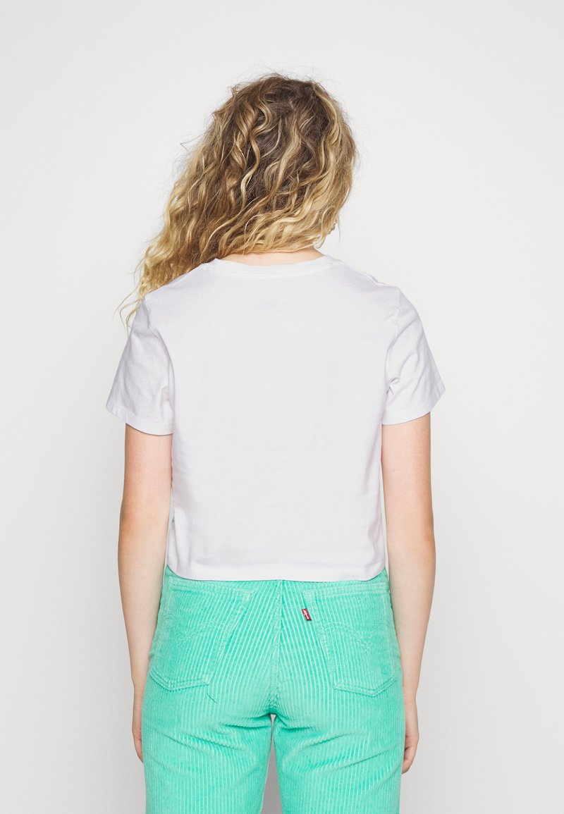 Levi's® CROPPED JORDIE TEE - Triko s potiskem - white