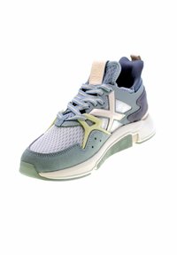 Zapatillas deportivas con un diseño de malla en gris claro, acentos en azul y verde menta, superposiciones texturizadas y una suela blanca gruesa.
