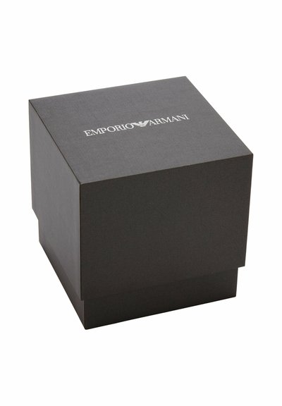 Sort kvadratisk æske med Emporio Armani-logo i hvidt centreret på låget, mod hvid baggrund.
