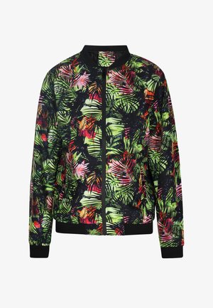 Chaqueta bomber de tela con un vibrante estampado tropical que incluye hojas verdes, acentos florales en rosa y naranja, cremallera negra y puños acanalados.