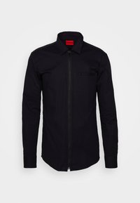 Zwarte lange mouwen shirt met een volledige rits aan de voorkant, button-down kraag en een borstzak met een subtiel merkembleem. Smidig, katoenen stof.