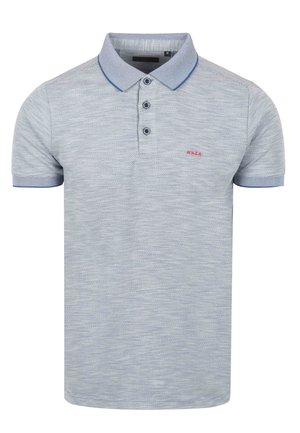 Lichtblauwe poloshirt van gestructureerde stof, met een drie-knops sluiting, korte mouwen en een klein rood logo op de borst.