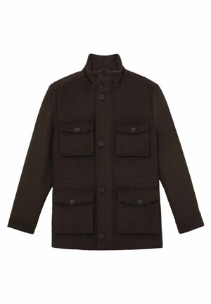 Jachetă maro închis cu nasturi, guler înalt și patru buzunare cu clapetă în față, două pe piept și două lângă talie, mâneci lungi.