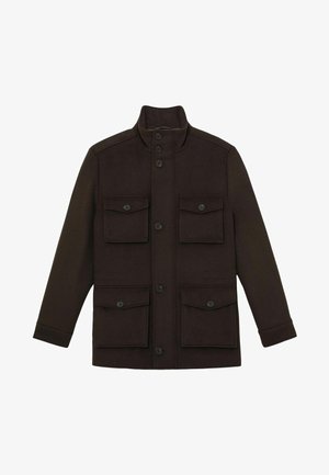 Sötétbarna, gombos dzseki magas gallérral és négy elülső patentos zsebbel, kettő a mellrészen, kettő a derék közelében, hosszú ujjakkal.