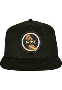Căciulă neagră cu o margine plată, având o patch rotundă care afișează un grafic cu mâini și cuvântul "TRUST" în text alb. Material din bumbac.