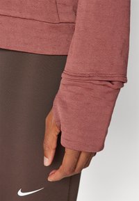 Nike Performance THERMA-FIT SWIFT - Top dugih rukava - red sepia/reflective silver