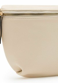 Pochette in pelle beige con superficie testurizzata, dotata di una zip dorata nella parte superiore e una forma morbida e arrotondata nella parte inferiore.