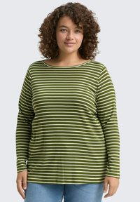 Maglietta a maniche lunghe verde e bianca a righe con scollo a barca, realizzata in un tessuto morbido, con una vestibilità rilassata e dettagli minimi.
