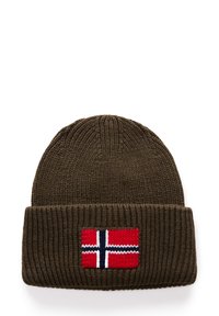 Gebreide donkergroene beanie met een omgeslagen rand en een geborduurde Noorse vlag in rood, wit en blauw. Geweven ribbelpatroon over de hele pet.